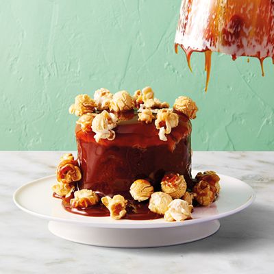 CARAMEL POPCORN FOUNTAIN CAKE